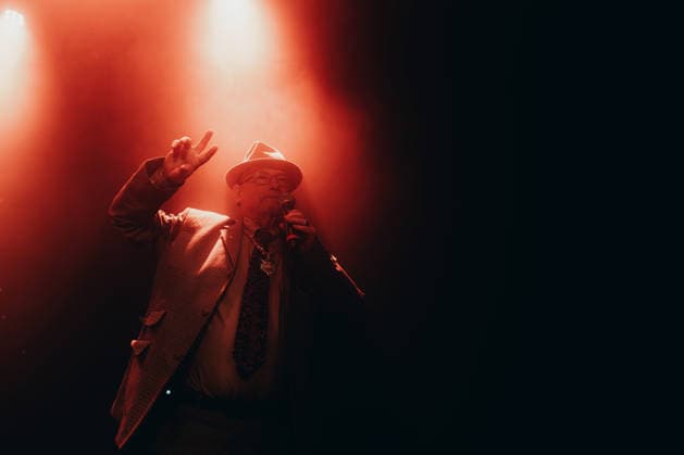 Pete & Bas live in Copenhagen, Denmark Copenhagen, Denmark. 15th, April 2026. The British hip hop duo Pete & Bas performs a live concert at Pumpehuset in Copenhagen. Here rapper Peter Bowditch, a.k.a. Pete, is seen live on stage. Denmark, Copenhagen  Copyright: xGonzalesxPhoto MathiasxKristensenx