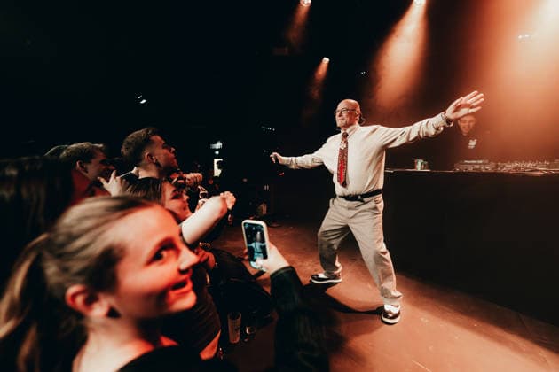 Pete & Bas live in Copenhagen, Denmark Copenhagen, Denmark. 15th, April 2026. The British hip hop duo Pete & Bas performs a live concert at Pumpehuset in Copenhagen. Here rapper Peter Bowditch, a.k.a. Pete, is seen live on stage. Denmark, Copenhagen  Copyright: xGonzalesxPhoto MathiasxKristensenx