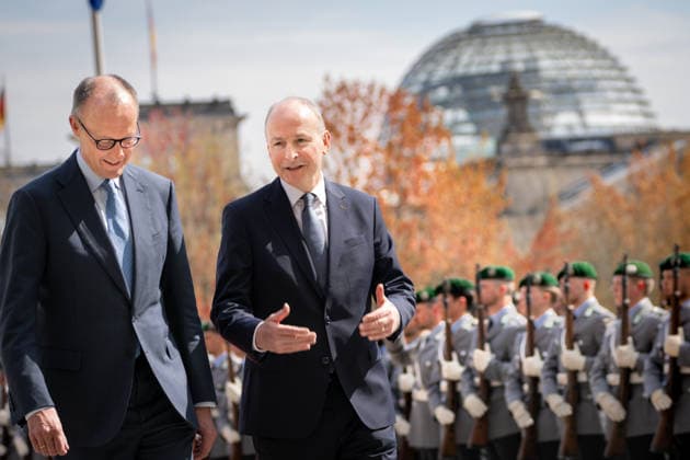 Bundeskanzler empfaengt den Taoiseach der Republik Irland Bundeskanzler Friedrich Merz (CDU) gemeinsam mit Micheal Martin, Taoiseach der Republik Irland bei seiner Ankunft und Begruessung mit Militaerischen Ehren im Ehrenhof des Bundeskanzleramt und dem Bundestag im Hintergrund, Berlin , 16.04.2026 *** Federal Chancellor receives the Taoiseach of the Republic of Ireland Federal Chancellor Friedrich Merz CDU together with Micheal Martin, Taoiseach of the Republic of Ireland on his arrival and greeting with military honors in the courtyard of honor of the Federal Chancellery and the Bundestag in the background, Berlin , 16 04 2026