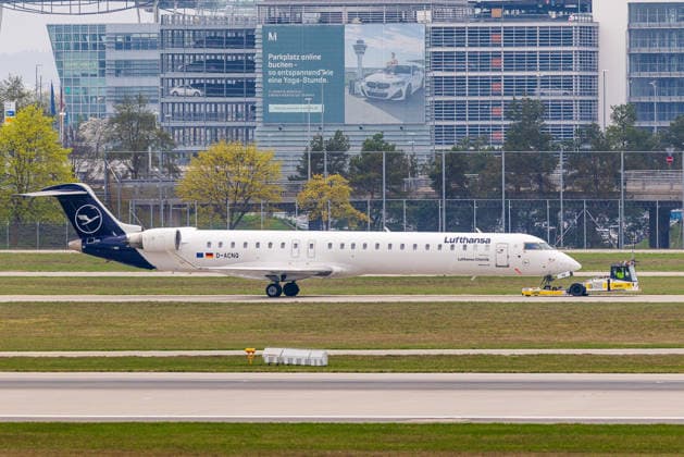 Lufthansa Cityline stellt Maschinen wegen hoher Kerosinkosten still, München, 15.04.2026 Eine Bombardier CRJ900 der Lufthansa Cityline mit dem Kennzeichen D-ACNQ wird auf dem Flughafengelände von einem Schlepper bewegt. Die Aufnahme am Flughafen München veranschaulicht die Stilllegung von Maschinen der Regionaltochter im Zusammenhang mit hohen Kerosinkosten. Schwaig Flughafen München Bayern Deutschland *** Lufthansa Cityline is decommissioning aircraft due to high kerosene costs, Munich, 15 04 2026 A Lufthansa Cityline Bombardier CRJ900 with the registration number D ACNQ is moved by a tug on the airport premises The photo at Munich Airport illustrates the decommissioning of aircraft of the regional subsidiary in connection with high ke 20260415-1V9A7122-M4000