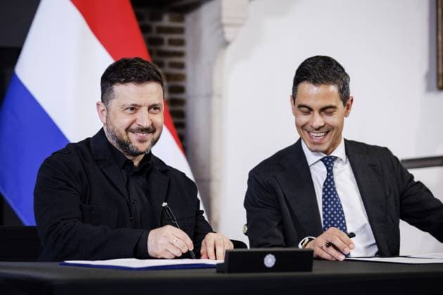 MIDDELBURG - Prime Minister Rob Jetten and President Volodymyr Zelensky of Ukraine during the signing of a declaration of internment and a contract for the supply of drones. The meeting took place following the presentation of the Four Freedoms Awards. ROBIN VAN LONKHUIJSEN ANP netherlands out - belgium out  Copyright: xx x555941738x originalFilename: 555941738.jpg