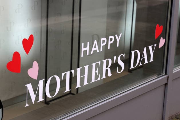 16.04.2026, Deutschland, NRW, Einzelhandel, Schriftzug Happy Mothers Day auf einem Schaufenster, Muttertag, Deutschland *** 16 04 2026, Germany, NRW, retail, Happy Mothers Day lettering on a shop window, Mothers Day, Germany Copyright: xD.xKerlekin SnowfieldxPhotographyx SF160426MuttertagD