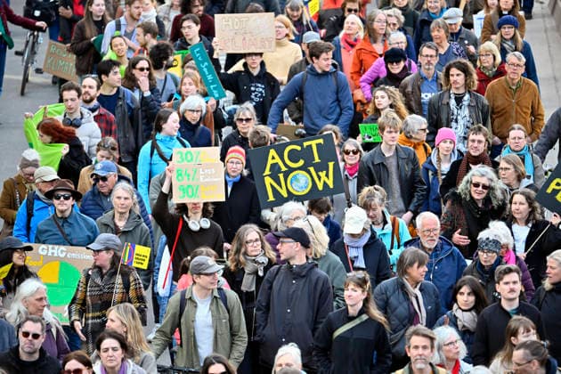 STOCKHOLM, SVERIGE 20260416 Klimatmarsch under parollen Lyssna pa forskarna - minska utsläppen nu!, som arrangeras i Stockholm pa torsdagen. STOCKHOLM SVERIGE x10040x *** STOCKHOLM, SWEDEN 20260416 Climate march under the slogan Listen to the scientists reduce emissions now, organized in Stockholm on Thursday STOCKHOLM SWEDEN x10040x  Copyright: xAndersxWiklund TTx KLIMATDEMONSTRATION d3KUdzkxRlU