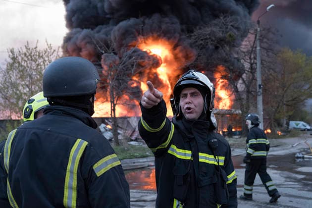 Massive Combined Russian Missile And Drone Attack On Kyiv Rescue workers extinguish a fire at a recycling warehouse following a missile and drone strike amid the conflict in Ukraine, in Kyiv, Ukraine, on April 16, 2026. At least four people, including a 12-year-old child, are killed and at least 62 others are injured in the incident. Kyiv Ukraine  Copyright: xMaxymxMarusenkox originalFilename: musiienko-notitle260416_np7OD.jpg