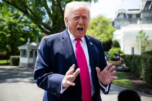 DC: President Trump Departs the White House U.S. President Donald Trump speaks to members of the media on the South Lawn of the White House before departing on Marine One, in Washington, D.C., on Thursday, April 16, 2026. President Trump is traveling to Las Vegas, Nevada for an event highlighting Republican tax policies after the April 15 tax deadline. (Graeme Sloan Pool ABACAPRESS.COM) Washington DC  Copyright: xPool ABACAx