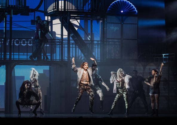 16.04.2026, xlakx, Entertainment, Pretty Woman Das Musical v.l. Szene aus Pretty Woman Das Musical im Admiralspalast in Berlin, Deutschland. Die Inszenierung basiert auf dem gleichnamigen Filmklassiker und zeigt die Liebesgeschichte zwischen Vivian und Edward in einer modernen Bühnenproduktion mit Musik von Bryan Adams. Berlin