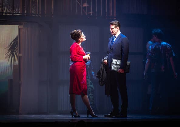 16.04.2026, xlakx, Entertainment, Pretty Woman Das Musical v.l. Szene aus Pretty Woman Das Musical im Admiralspalast in Berlin, Deutschland. Die Inszenierung basiert auf dem gleichnamigen Filmklassiker und zeigt die Liebesgeschichte zwischen Vivian und Edward in einer modernen Bühnenproduktion mit Musik von Bryan Adams. Berlin