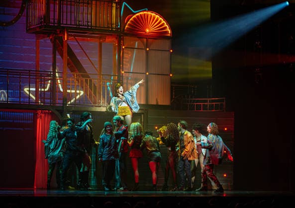 16.04.2026, xlakx, Entertainment, Pretty Woman Das Musical v.l. Szene aus Pretty Woman Das Musical im Admiralspalast in Berlin, Deutschland. Die Inszenierung basiert auf dem gleichnamigen Filmklassiker und zeigt die Liebesgeschichte zwischen Vivian und Edward in einer modernen Bühnenproduktion mit Musik von Bryan Adams. Berlin