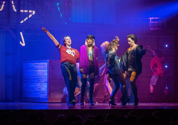 16.04.2026, xlakx, Entertainment, Pretty Woman Das Musical v.l. Szene aus Pretty Woman Das Musical im Admiralspalast in Berlin, Deutschland. Die Inszenierung basiert auf dem gleichnamigen Filmklassiker und zeigt die Liebesgeschichte zwischen Vivian und Edward in einer modernen Bühnenproduktion mit Musik von Bryan Adams. Berlin