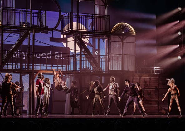 16.04.2026, xlakx, Entertainment, Pretty Woman Das Musical v.l. Szene aus Pretty Woman Das Musical im Admiralspalast in Berlin, Deutschland. Die Inszenierung basiert auf dem gleichnamigen Filmklassiker und zeigt die Liebesgeschichte zwischen Vivian und Edward in einer modernen Bühnenproduktion mit Musik von Bryan Adams. Berlin