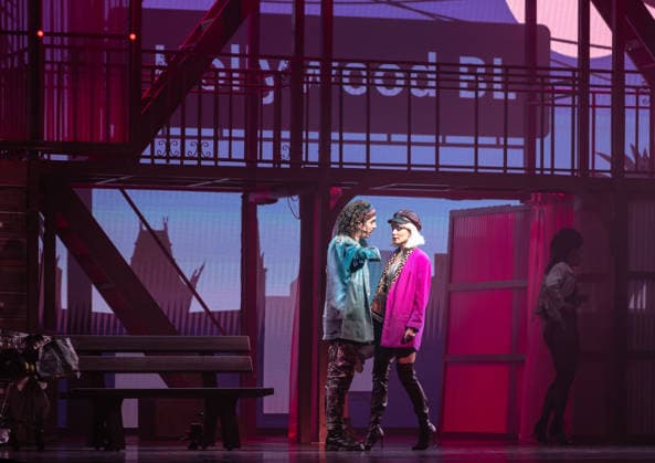 16.04.2026, xlakx, Entertainment, Pretty Woman Das Musical v.l. Szene aus Pretty Woman Das Musical im Admiralspalast in Berlin, Deutschland. Die Inszenierung basiert auf dem gleichnamigen Filmklassiker und zeigt die Liebesgeschichte zwischen Vivian und Edward in einer modernen Bühnenproduktion mit Musik von Bryan Adams. Berlin