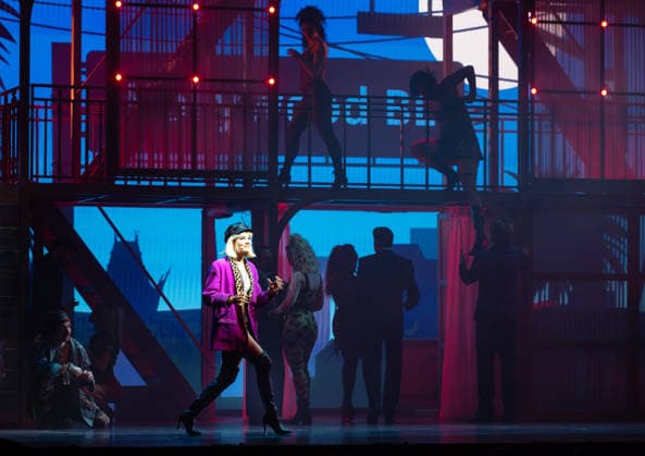 16.04.2026, xlakx, Entertainment, Pretty Woman Das Musical v.l. Szene aus Pretty Woman Das Musical im Admiralspalast in Berlin, Deutschland. Die Inszenierung basiert auf dem gleichnamigen Filmklassiker und zeigt die Liebesgeschichte zwischen Vivian und Edward in einer modernen Bühnenproduktion mit Musik von Bryan Adams. Berlin