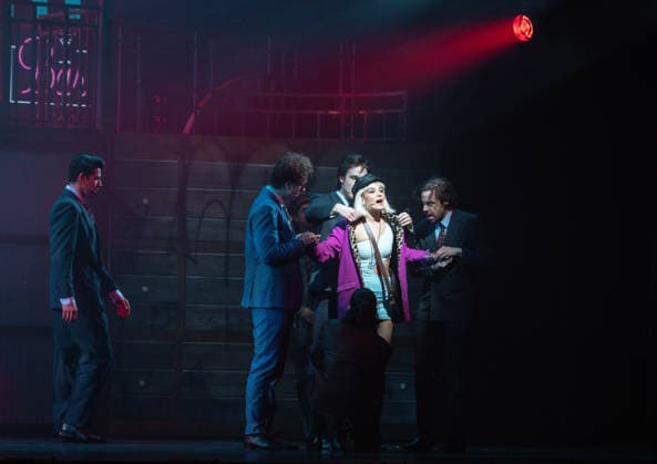 16.04.2026, xlakx, Entertainment, Pretty Woman Das Musical v.l. Szene aus Pretty Woman Das Musical im Admiralspalast in Berlin, Deutschland. Die Inszenierung basiert auf dem gleichnamigen Filmklassiker und zeigt die Liebesgeschichte zwischen Vivian und Edward in einer modernen Bühnenproduktion mit Musik von Bryan Adams. Berlin