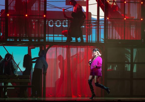 16.04.2026, xlakx, Entertainment, Pretty Woman Das Musical v.l. Szene aus Pretty Woman Das Musical im Admiralspalast in Berlin, Deutschland. Die Inszenierung basiert auf dem gleichnamigen Filmklassiker und zeigt die Liebesgeschichte zwischen Vivian und Edward in einer modernen Bühnenproduktion mit Musik von Bryan Adams. Berlin