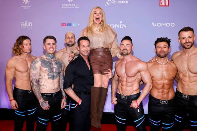 RTL-Programmchefin Inga Leschek getragen von Mitgliedern der Stripper-Gruppe Sixx Paxx beim Reality Award 2026 im Maritim Hotel Bonn. Die Veranstaltung kürt das Who is who der deutschen Realitystars mit einem eigenen Award. Bonn, 16.04.2026 NRW Deutschland Copyright: xChristophxHardtx