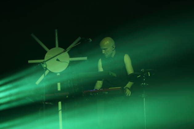 Thomas Schernikau von der Band Forced To Mode bei einem Konzert in der Columbiahalle in Berlin, 16. April 2026. Forced To Mode Konzert Berlin