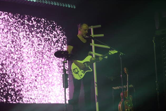 Matthias Kahra von der Band Forced To Mode bei einem Konzert in der Columbiahalle in Berlin, 16. April 2026. Forced To Mode Konzert Berlin