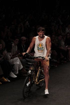 RIO DE JANEIRO, RJ - 16.04.2026: RIO FASHION WEEK 2026 - The Blue Man fashion show closed the second day of Rio Fashion Week at Pier Maua, Rio de Janeiro. x2926753x  CarlosxEliasxJunior