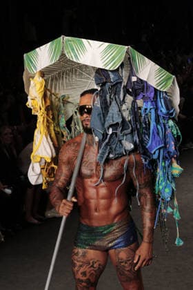 RIO DE JANEIRO, RJ - 16.04.2026: RIO FASHION WEEK 2026 - The Blue Man fashion show closed the second day of Rio Fashion Week at Pier Maua, Rio de Janeiro. x2926836x  CarlosxEliasxJunior