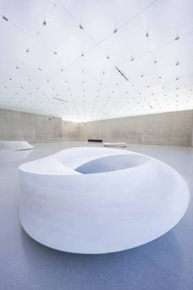 Creative Highlights World Weiße moderne Skulptur in großem, geradlinigem Raum mit Betonwänden, Kunsthaus Bregenz, Vorarlberg, Österreich White modern sculpture in a large, linear room with concrete walls, Kunsthaus Bregenz, Vorarlberg, Austria Copyright: imageBROKER ManuelxKamuf iblmlk17320307.jpg