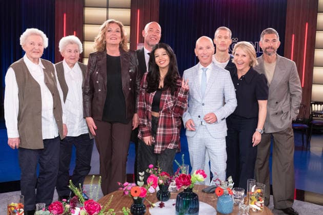 von links: die Zwillinge Annegret MIUNSKE und Baerbel (Bärbel) SPERLING, Moderatorin Bettina TIETJEN, Saenger DER GRAF (Unheilig), Streamerin ROSEMONDY, Journalist Michael BEGASSE, Schriftsteller Benjamin VON STUCKRAD-BARRE, Micky BEISENHERZ, Moderator, Susan LINK, Moderatorin, zu Gast in der Sendung ,,Koelner Treff,, im WDR Fernsehen, 16.04.2026. *** from left the twins Annegret MIUNSKE and Baerbel Bärbel SPERLING, presenter Bettina TIETJEN, singer DER GRAF Unheilig , streamer ROSEMONDY, journalist Michael BEGASSE, writer Benjamin VON STUCKRAD BARRE, Micky BEISENHERZ, presenter, Susan LINK, presenter, guest in the program ,,Koelner Treff,, on WDR television, 16 04 2026