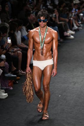 (260417) -- RIO DE JANEIRO, April 17, 2026 -- A model presents a creation by Blue Man during the Rio Fashion Week in Rio de Janeiro, Brazil, April 16, 2026. The Rio Fashion Week 2026 is held in Rio de Janeiro from Tuesday to Saturday, with around 20 fashion brands presenting their latest creations. ) BRAZIL-RIO DE JANEIRO-FASHION WEEK JinxHaoyuan 