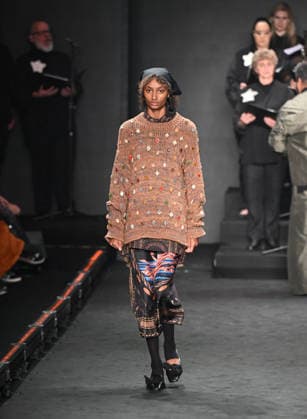 (260417) -- RIO DE JANEIRO, April 17, 2026 -- A model presents a creation by HANDRED during the Rio Fashion Week in Rio de Janeiro, Brazil, April 16, 2026. The Rio Fashion Week 2026 is held in Rio de Janeiro from Tuesday to Saturday, with around 20 fashion brands presenting their latest creations. ) BRAZIL-RIO DE JANEIRO-FASHION WEEK JinxHaoyuan 