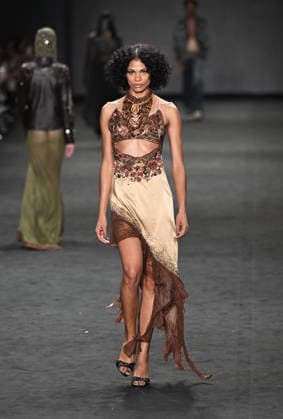 (260417) -- RIO DE JANEIRO, April 17, 2026 -- A model presents a creation by HISHA during the Rio Fashion Week in Rio de Janeiro, Brazil, April 16, 2026. The Rio Fashion Week 2026 is held in Rio de Janeiro from Tuesday to Saturday, with around 20 fashion brands presenting their latest creations. ) BRAZIL-RIO DE JANEIRO-FASHION WEEK JinxHaoyuan 