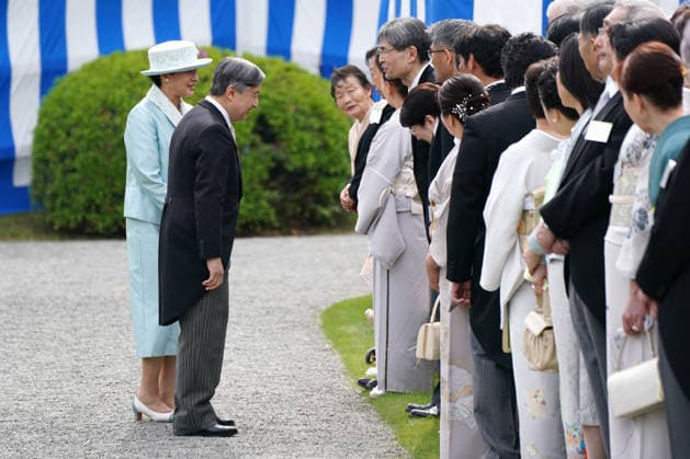 Japan imperial couple hosts spring garden party TOKYO, JAPAN - APRIL 17: (----EDITORIAL USE ONLY MANDATORY CREDIT - KAZUHIRO NOGI POOL AFP - NO MARKETING NO ADVERTISING CAMPAIGNS - DISTRIBUTED AS A SERVICE TO CLIENTS----) Japan s Emperor Naruhito (2nd L) and Empress Masako (L) greet guests during the spring garden party at the Akasaka Palace imperial garden in Tokyo, capital of Japan, on April 17, 2026. Kazuhiro Nogi Pool Afp Anadolu Tokyo Japan. Editorial use only. Please get in touch for any other usage.  Copyright: x2026xAnadoluxKazuhiroxNogix xPoolx xAfpx