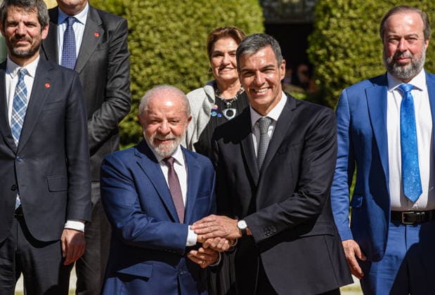Sánchez receives Lula upon his arrival at the I Spain Brazil Summit in Barcelona The President of the Government of Spain Pedro Sánchez, and the President of Brazil, Luiz Inácio Lula da Silva, during the celebration of the I Spain Brazil Summit, on April 17, 2026, in Barcelona, Catalonia Spain Sánchez and Lula meet in Barcelona to celebrate the first bilateral summit Spain Brazil, in which they formalize a new format of relationship at the highest level between both countries and sign agreements on economic, social and technological matters The meeting is part of a weekend of meetings of progressive leaders and defense of democracy 17 APRIL 2026 Spain  Copyright: xAlbertoxParedesx 7448144