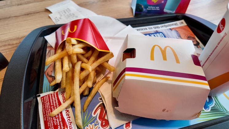 Fastfood - Hamburger bei McDonald™s. Hamburger Double Royal TS. Pommes Frites. 16.04.2026 *** Fast food hamburger at McDonald™s Hamburger Double Royal TS French fries 16 04 2026