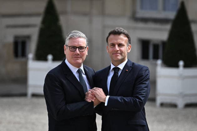 Emmanuel Macron welcomes Keir Starmer at the Elysee FA French President Emmanuel Macron welcomes Prime Minister of the United Kingdom Keir Starmer for the initiative for maritime navigation in the Strait of Hormuz, at the Elysee Palace in Paris on April 17, 2026. Photo by Firas Abdullah ABACAPRESS.COM Paris Ile-de-France France  Copyright: xAbdullahxFiras ABACAx