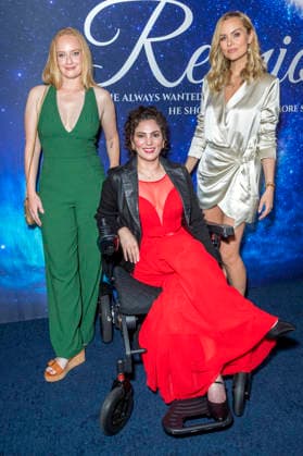 Sarah Waisman, Crystal Rivers und Helena Mattsson bei der Premiere des Films Reunion im Madame Tussauds Hollywood Wax Museum. Los Angeles, 16.04.2026