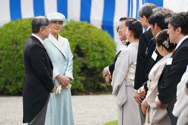 April 17, 2026, Tokyo, Japan: Japan s Emperor Naruhito (L) and Empress Masako (2nd L) greet guests during the spring garden party at the Akasaka Palace imperial garden in Tokyo on April 17, 2026. Tokyo Japan - ZUMAz114 20260417_zih_z114_028 Copyright: xPOOLx