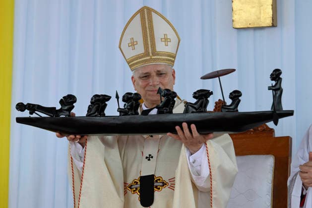 ITALY - REL - POPE LEO CELEBRATES HOLY MASS IN THE AREA IN FRONT OF JAPOMA STADIUM IN DOUALA(CAMEROON) AFRICA April 17, 2026 Italy, Rome, April 17, 2026. Pope Leo XIV celebrates Holy Mass in the area in front of Japoma Stadium in Douala, Cameroon, on the fifth day of an 11-day apostolic journey to Africa. EDITORIAL USE ONLY - NO BOOKS Copyright: xVATICANxMEDIAx xCatholicxPressxPhotox