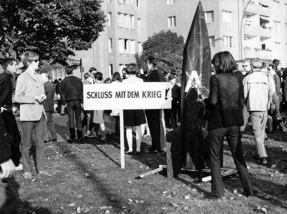 Jugendliche protestieren 1968 in Berlin gegen den Vietnamkrieg Jugendliche protestieren mit einem Schild Schluss mit dem Krieg! gegen den Vietnamkrieg. Die Protestaktionen fanden auf der Tauentzienstrane statt, im Hintergrund die Gednchtniskirche. Berlin, 1968., Berlin Copyright: Kindermann Nur redaktionelle Nutzung. Editorial usage only. KIN_74040000038 EDITORIAL USE ONLY