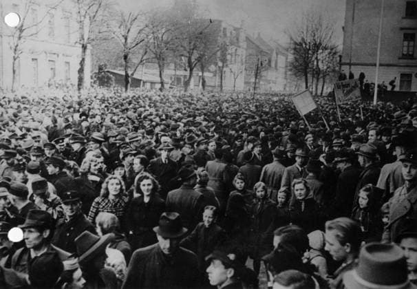 Hungerwinter 1947: Demonstration gegen Lebensmittelknappheit in Dnsseldorf 35.000 Menschen demonstrierten vor dem Dnsseldorfer Rathaus wegen unzureichender Lebensmittelversorgung. Insgesamt legten 80.000 Schaffende die Arbeit nieder, was zu einem Ausfall von Strom, Gas und Wasser fnhrte. Dnsseldorf, 1947., Nordrhein-Westfalen Copyright: Kindermann Nur redaktionelle Nutzung. Editorial usage only. KIN_74040000046 EDITORIAL USE ONLY