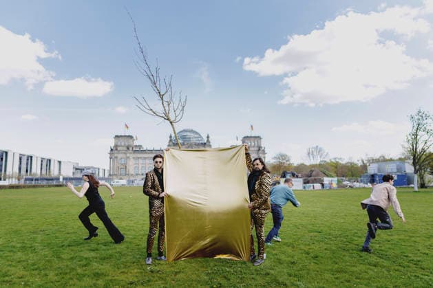 (L-R) Siegfried und Joy, Zauberkuenstler, aufgenommen im Rahmen einer Baumpflanzaktion von Ecosia vor dem Deutschen Bundestag in Berlin, 17.04.2026. Berlin Deutschland *** L R Siegfried and Joy, magic artists, photographed as part of a tree planting campaign by Ecosia in front of the German Bundestag in Berlin, 17 04 2026 Berlin Germany Copyright: xFlorianxGaertnerx