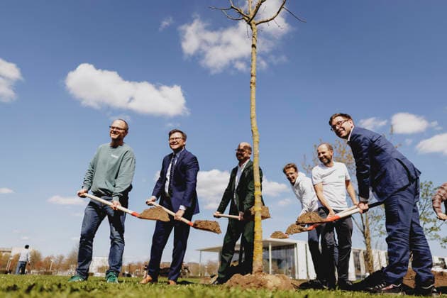 Carsten Schneider (2L, SPD), Bundesminister fuer Umwelt, Klimaschutz, Naturschutz und nukleare Sicherheit, aufgenommen im Rahmen einer Baumpflanzaktion von Ecosia vor dem Deutschen Bundestag in Berlin, 17.04.2026. Berlin Deutschland *** Carsten Schneider 2L, SPD , Federal Minister for the Environment, Climate Protection, Nature Conservation and Nuclear Safety, photographed as part of an Ecosia tree planting campaign in front of the German Bundestag in Berlin, 17 04 2026 Berlin Germany Copyright: xFlorianxGaertnerx