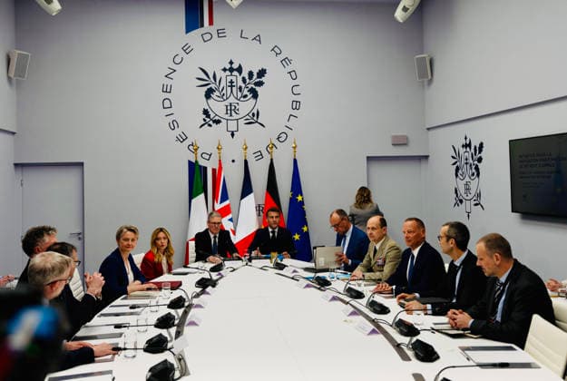April 17, 2026, Parigi: An handout picture provided by Palazzo Chigi press office shows the meeting of allies to consider sending a multinational force to ensure security and free-flowing trade in the Strait of Hormuz, at the presidential Elysee Palace in Paris, 17 april 2026 ANSA Palazzo Chigi press office handout +++ ANSA PROVIDES ACCESS TO THIS HANDOUT PHOTO TO BE USED SOLELY TO ILLUSTRATE NEWS REPORTING OR COMMENTARY ON THE FACTS OR EVENTS DEPICTED IN THIS IMAGE - NO ARCHIVING - NO LICENSING - NPK Parigi  - ZUMAa110 20260417_zaf_a110_037 Copyright: xPalazzoxChigixPressxOfficex