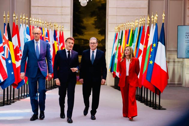 April 17, 2026, Parigi: An handout picture provided by Palazzo Chigi press office shows the italian Prime Minister Giorgia Meloni (L), together with French President Emmanuel Macron, UK Prime Minister Keir Starmer, and German Chancellor Friedrich Merz at the meeting of allies to consider sending a multinational force to ensure security and free-flowing trade in the Strait of Hormuz, at the presidential Elysee Palace in Paris, 17 april 2026 ANSA Palazzo Chigi press office handout +++ ANSA PROVIDES ACCESS TO THIS HANDOUT PHOTO TO BE USED SOLELY TO ILLUSTRATE NEWS REPORTING OR COMMENTARY ON THE FACTS OR EVENTS DEPICTED IN THIS IMAGE - NO ARCHIVING - NO LICENSING - NPK Parigi  - ZUMAa110 20260417_zaf_a110_036 Copyright: xPalazzoxChigixPressxOfficex