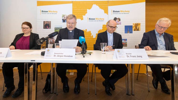 v. l.: Annika Herzog (komm. Leiterin der Stabsstelle Prävention, Intervention und Aufarbeitung), Generalvikar Dr. Jürgen Vorndran, Bischof Dr. Franz Jung und Bernhard Schweßinger (Pressesprecher der Diözese), Bistum Würzburg, erläutern bei einer Pressekonferenz am 17. April 2026 in Würzburg, wie das Bistum den aufgedeckten sexuellen Missbrauch aufarbeitet und welche Präventionsmaßnahmen seither eingeleitet wurden. *** From left Annika Herzog, Head of the Prevention, Intervention and Reappraisal Unit, Vicar General Dr Jürgen Vorndran, Bishop Dr Franz Jung and Bernhard Schweßinger, Press Spokesman of the Diocese of Würzburg, explain at a press conference on 17 April 2026 in Würzburg how the diocese is dealing with the sexual abuse that has b Copyright: HMBxMedia xHeikoxBecker