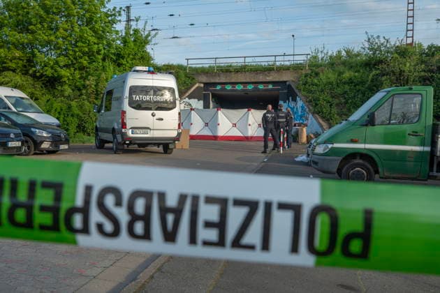 Nach Explosion mit einem Toten und vier Schwerverletzten in Völklingen Polizei geht von menschlichem Handeln aus Saarbrücken Völklingen. - Am heutigen Tag (18.04.2026) gingen gegen 00:15 Uhr mehrere Notrufe über einen lauten Knall in Völklingen im Bereich einer Fußgängerunterführung bei der Polizei ein. Die Einsatzkräfte stellten vor Ort insgesamt einen Toten und vier schwerverletzte Personen fest. Die Ermittlungen der Polizei zur Ursache und dem genauen Geschehensablauf dauern weiterhin an. Unmittelbar nach Mitteilungseingang suchten Einsatzkräfte der Polizei und des Rettungsdienstes die besagte Fußgängerunterführung zwischen den Straßen In der Grät und Im alten Brühl in Völklingen auf. Hierbei stellten sie insgesamt bub