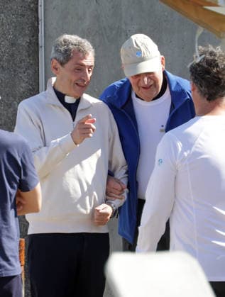 The King emeritus and his daughter, Infanta Elena, set sail in Sanxenxo King Juan Carlos and Infanta Elena embark in the port of Sanxenxo to participate in the regattas, on April 18, 2026, in Sanxenxo Pontevedra, Galicia, Spain 18 APRIL 2026 José Ramó Sanxenxo Sanxenxo Sanxenxo Spain  Copyright: xJosÃ xRamonxHernandox 7450710