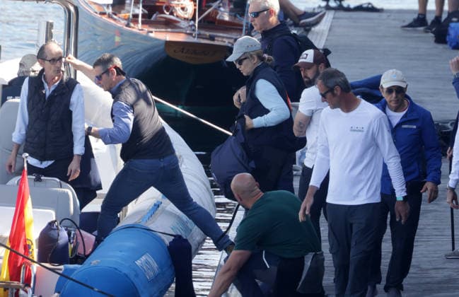 The King emeritus and his daughter, Infanta Elena, set sail in Sanxenxo King Juan Carlos and Infanta Elena embark in the port of Sanxenxo to participate in the regattas, on April 18, 2026, in Sanxenxo Pontevedra, Galicia, Spain 18 APRIL 2026 José Ramó Sanxenxo Sanxenxo Sanxenxo Spain  Copyright: xJosÃ xRamonxHernandox 7450685