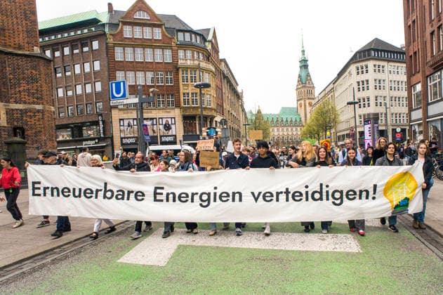 Erneuerbare Energien verteidigen, Fridays-for-Future-Demonstration in Hamburg 20260418ad227 Klimaschutzbewegung Fridays for Future demonstrieren in Hamburg für mehr Klimaschutz FfF Schüler Demo Demonstration Klimaaktivistinnen Klimaaktivisten Protest Umweltschutz Jugend Jugendliche Klimawandel Klimaerwärmung Aktivismus, Aufmerksamkeit, Banner, Demonstrierende, Engagement, Forderung, Klimagerechtigkeit, Klimakrise, Klimaschutz, Klimaaktivisten, Klimaaktivistinnen, Klimapolitik, Mobilisierung, Plakat, Ressourcenschutz, Ressourcen, Umweltschutz, Zukunft, aktiv, ambitioniert, engagiert, entschlossen, friedlich, gemeinschaftlich, global, international, kreativ, kritisch, laut, lebendig, motiviert, notwendig, nachhaltig, organisiert, politisch Copyright: xAchimxDuwentästerx