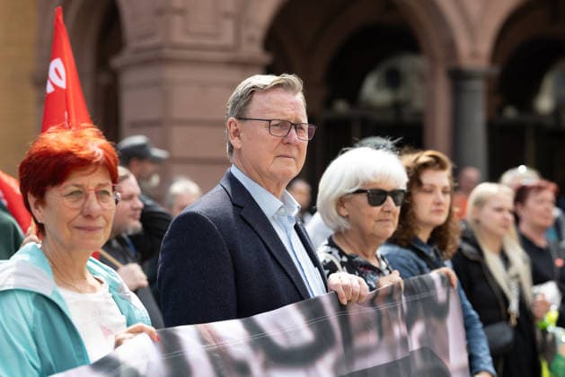 Zalando Demo Arbeitskampf Erfurt 18042026 - Bodo Ramelow, Vizepraesident des Bundestages (Die Linke) +++ In Erfurt (Thueringen) haben mehrere Hundert Menschen gegen die Schliessung des Standorts des Online-Haendlers Zalando demonstriert. Dieser hatte angekuendigt, im September 2026 das Warehouse in Mitteldeutschland zu schliessen. Dadurch wuerden rund 2700 Menschen ihren Job verlieren. An der Kundgebung in Erfurt nahmen auch Persoenlichkeiten aus Politik, Wirtschaft und Gesellschaft teil. *** Zalando demonstration Labor dispute Erfurt 18042026 Bodo Ramelow, Vice President of the Bundestag The Left Party Several hundred people demonstrated in Erfurt Thuringia against the closure of the online retailer Zalandos site The company had anno 12042026-ppb-24
