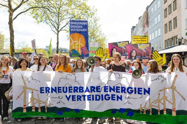 Demonstration Erneuerbare Energien verteidigen! Fridays for Future Köln, 18.04.2026 Am Samstag, den 18. April 2026, gingen in Köln tausende Menschen auf die Straße, um im Rahmen der bundesweiten Demonstrationen von Fridays for Future, WWF, Greenpeace, Campact und weiteren Umweltverbänden für den konsequenten Ausbau erneuerbarer Energien zu protestieren. Unter dem Motto Erneuerbare Energien verteidigen! richtete sich die Demo gegen die aktuelle Energiepolitik der Bundesregierung, insbesondere gegen die Pläne von Wirtschaftsministerin Katherina Reiche, den Ausbau der Erneuerbaren zu bremsen und weiterhin auf fossile Energieträger wie Öl und Gas zu setzen. Die Demonstration wurde von einem breiten Bündnis organisiert,