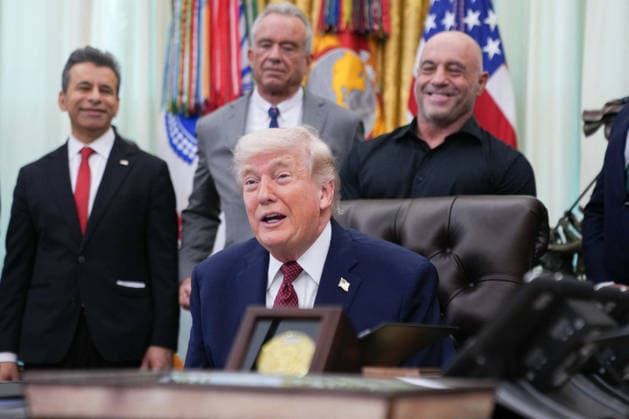 TRUMP SIGNS EXECUTIVE ORDER WASHINGTON, DC - APRIL 18: U.S. President Donald Trump makes an announcement on researching the effects of psychedelic drugs in medical treatment for veterans, on Saturday, April 18, 2026 in the Oval Office at the White House in Washington, D.C. FDA Commissioner Martin Makary, HHS Secretary Robert F. Kennedy Jr. and podcast host Joe Rogan, at rear, were among those who joined Trump. (Photo by Allison Robbert For The Washington Post) Washington DC United States  Copyright: xPool ABACAx