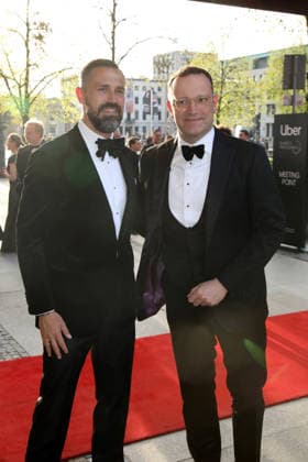 73. Bundespresseball in Berlin Berlin, 17.04.2026 Jens Spahn mit Ehemann Daniel Funke beim 73. Bundespresseball im Hotel Adlon Kempinski in Berlin Berlin Deutschland *** 73 Federal Press Ball in Berlin Berlin, 17 04 2026 Jens Spahn with husband Daniel Funke at the 73 Federal Press Ball at the Hotel Adlon Kempinski in Berlin Berlin Germany Copyright: xMatthiasxGränzdörferx